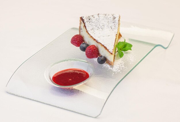 Kawałek sernika na talerzu